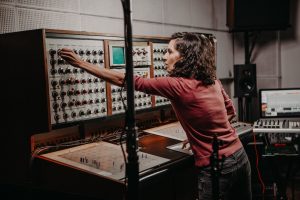 Die Komponistin Svetlana Maraš dreht an den Reglern des EMS Synthi 100