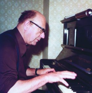 Der Komponist Hermann Meier 1979 in Yverdon am Klavier.