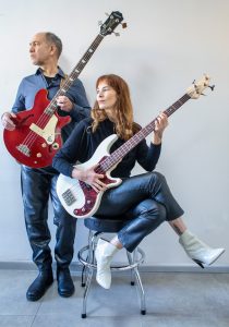 Sabina Meyer und Alberto Popolla, beide mit E-Bass auf einem Bandfoto als Duo Cry Baby. © Giulio Napolitano